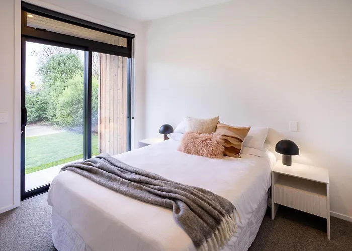 Alpine Air On Aubrey - Mountain View Bach Ferienhaus Wanaka